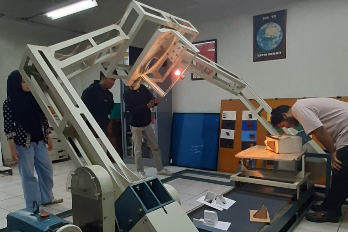 Simulasi shading device pada maket bangunan menggunakan heliodon