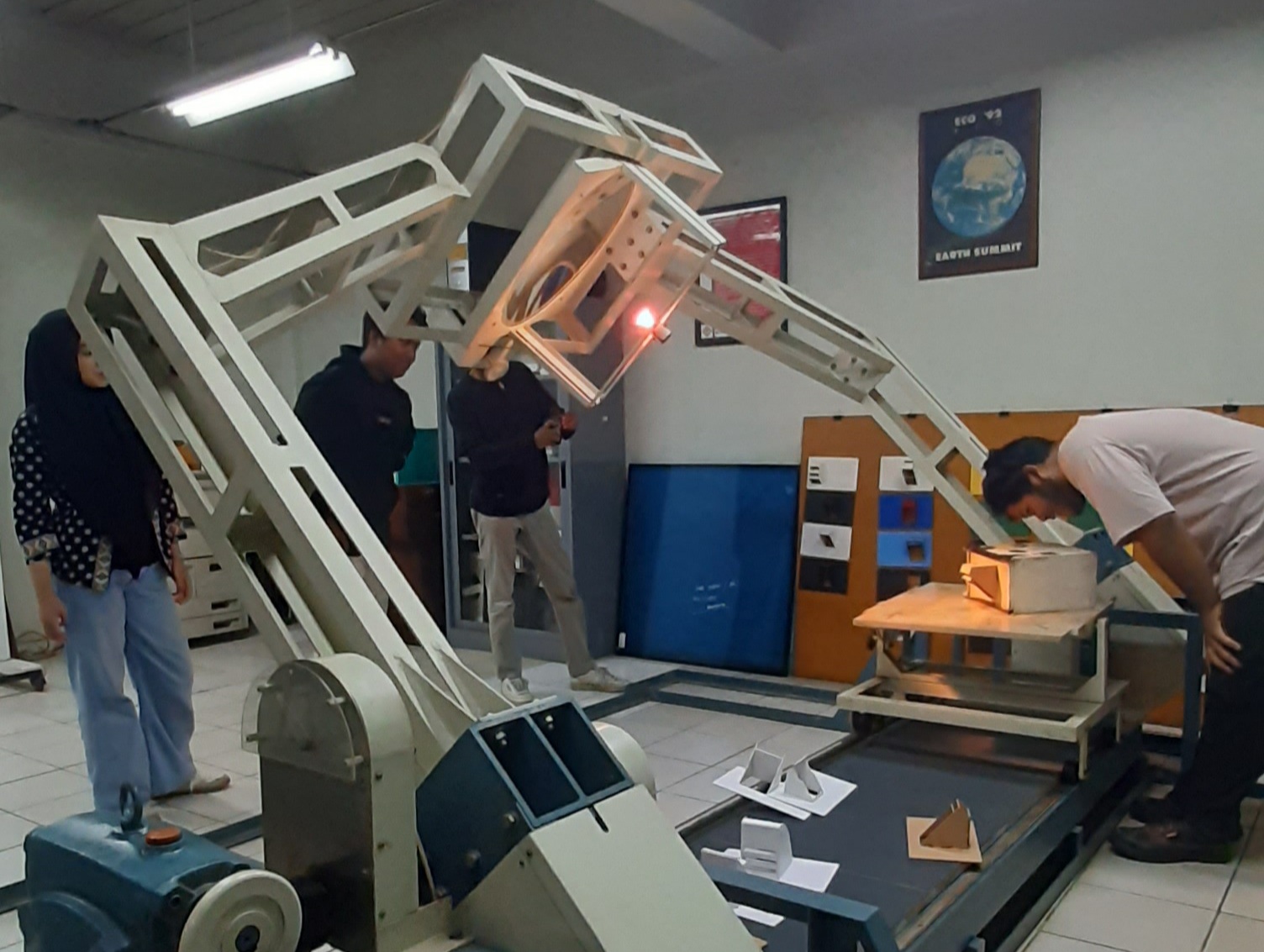 Simulasi shading device pada maket bangunan menggunakan heliodon