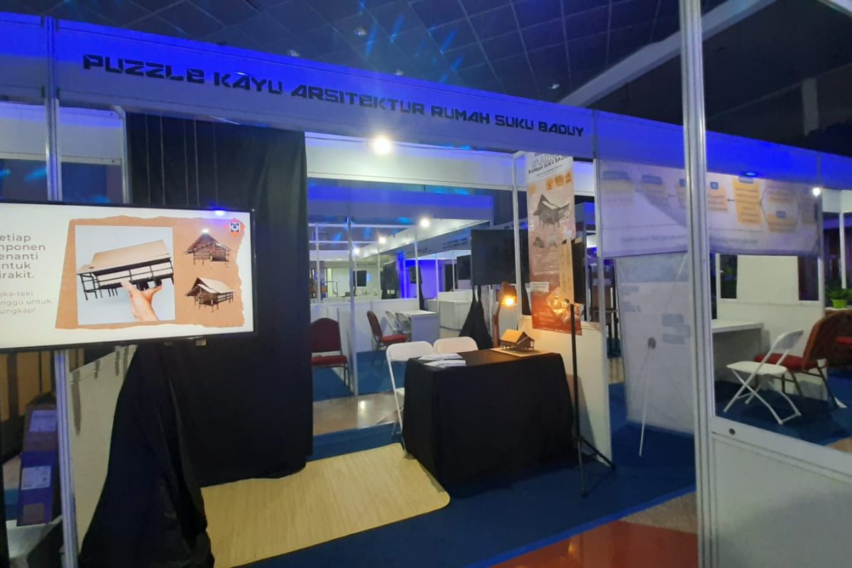 Mahasiswa Arsitektur ITI mendemonstrasikan wooden puzzle 3D rumah adat Baduy di pameran GALERI PTJJ.