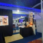 Mahasiswa Arsitektur ITI mendemonstrasikan wooden puzzle 3D rumah adat Baduy di pameran GALERI PTJJ.