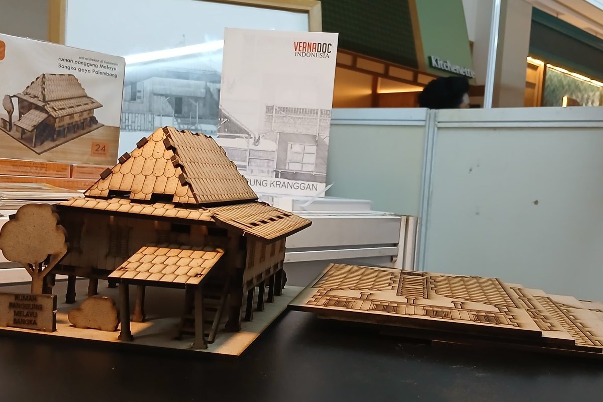 Pengunjung anak-anak merakit wooden puzzle 3D rumah adat Bangka di Expo Inovasi 2024 Bintaro Jaya Xchange.