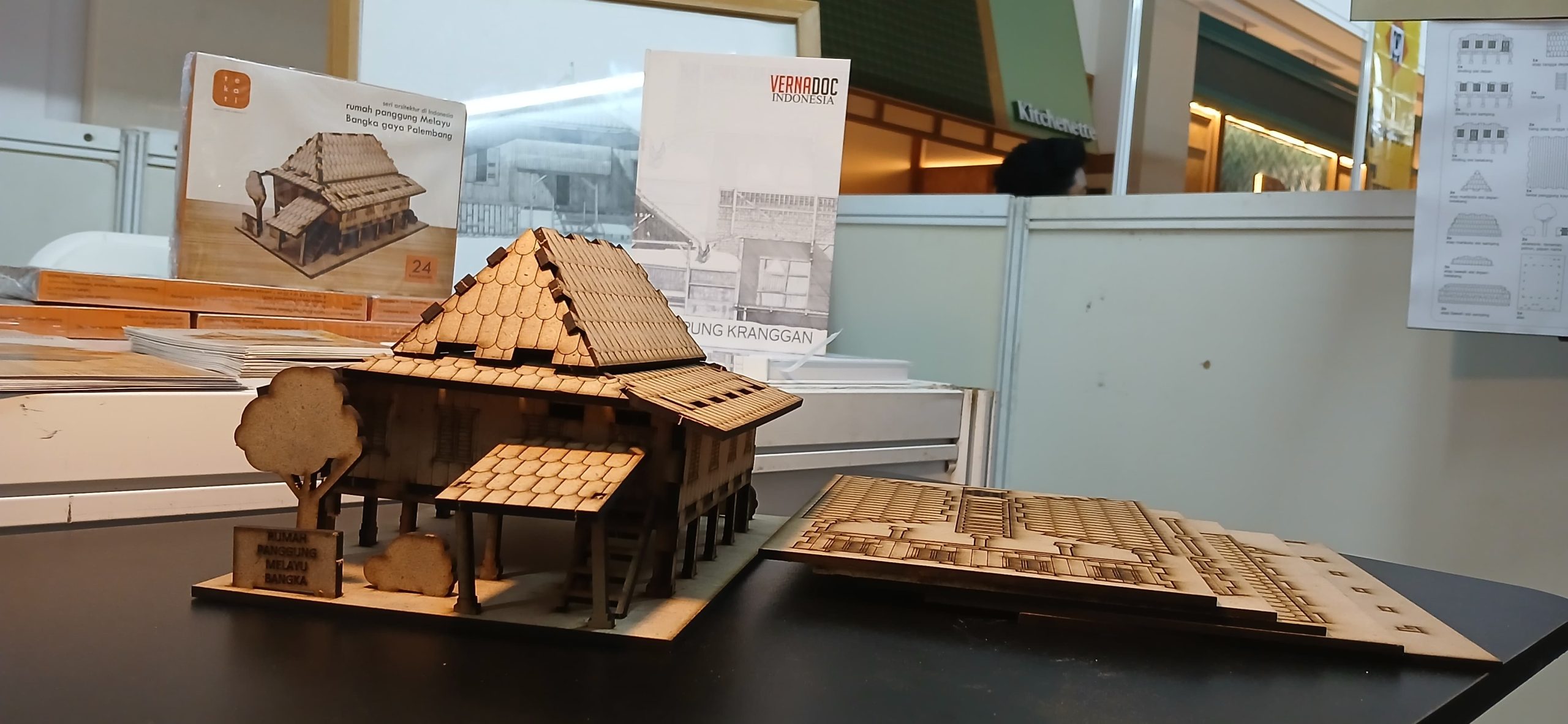 Pengunjung anak-anak merakit wooden puzzle 3D rumah adat Bangka di Expo Inovasi 2024 Bintaro Jaya Xchange.
